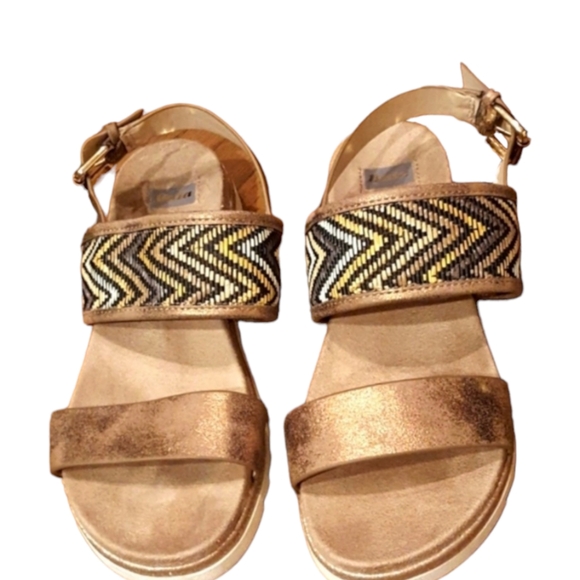 Bata from Italy gold metallic sandals size 37 - Picture 1 of 5